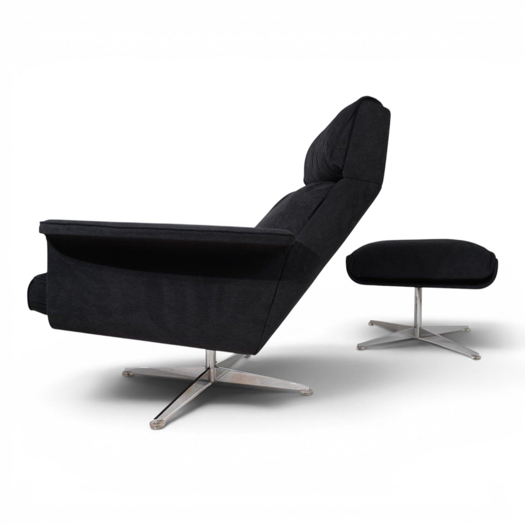 Kaufeld Sessel Siesta 62 in schwarzem Bezug mit Hocker