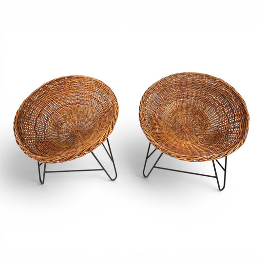 Pod Chairs – Paar Loungesessel aus Rattan/Korbgeflecht auf Metallgestell, 1970